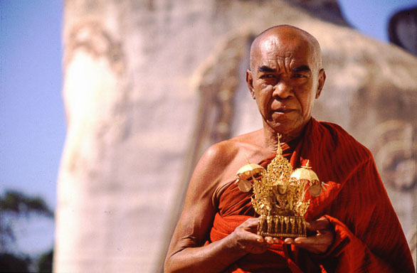Burma,-Mönch-mit-Statue-in-Pakkoku.jpg Burma,-Mönch-mit-Statue-in-Pakkoku.jpg