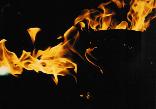 Sri-Lanka,-Kokosfackel-bei-einer-Perahera,-Kandy,-Sri-Lanka.jpg Sri-Lanka,-Kokosfackel-bei-einer-Perahera,-Kandy,-Sri-Lanka.jpg