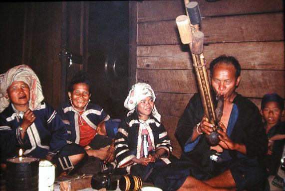 Thailand,-Goldenes-Dreieck,-Häuptling-mit-Musikinstrument.jpg Thailand,-Goldenes-Dreieck,-Häuptling-mit-Musikinstrument.jpg